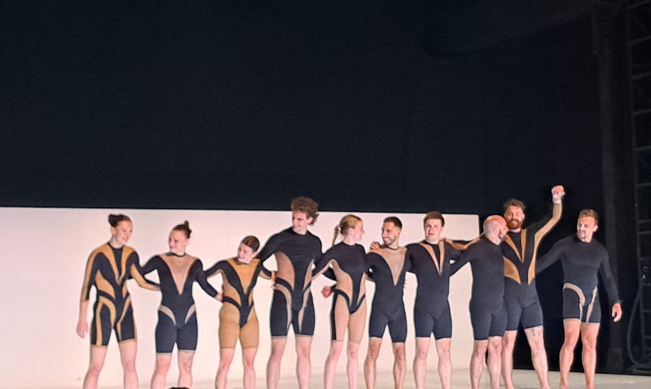 La companyia saluda després d'una funció de 'Wolf' al Teatre Coliseum, dijous a la nit. Foto: Marcel Barrera.