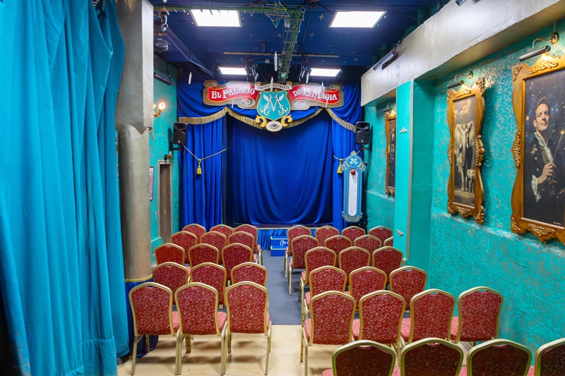 Imatge de l'interior del Palacio de la Magia, amb l'escenari al fons. 