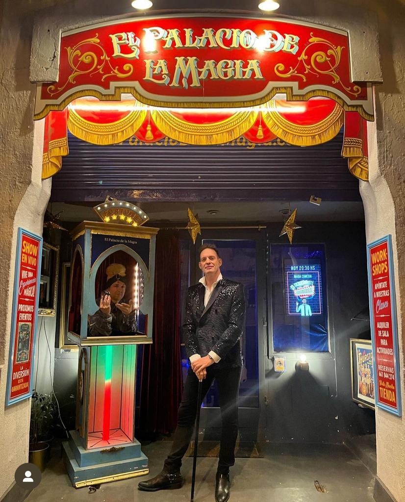 Maximiliano Stia a l'entrada del Palacio de la Magia, al carrer d'Elkano del Poble-sec, a Barcelona. Foto: Palacio de la Magia. 