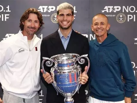 Ferrero, Alcaraz i Samu celebrant el Nº1 després de guanyar US Open a Nova York.