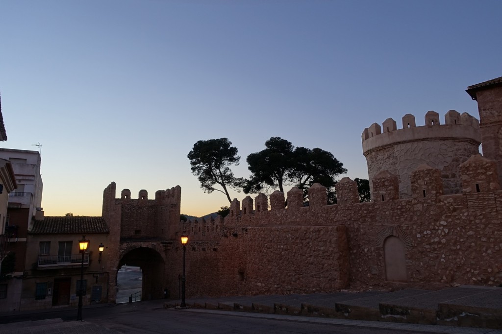 Fent-se de nit al castell de Benissanó (Camp de Túria), 10/01/2015, 18:03 h. El dia més càlid i plàcid del mes.