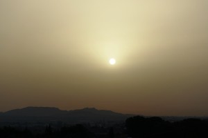 Alba del 21/07/2016, 7:27 h, des de La Conarda, on es pot veure la calitja que mig tapava el sol.