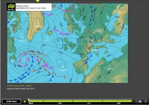 Mapa isobàric previst en superfície per al 13/07/2016, a les 1 h (font: MetOffice), on es pot veure el pas del front fred que hores més tard contribuiria al desenvolupament de les fortes pluges que descarregaren a la Marina Alta.