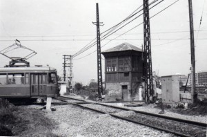 Pas a nivell amb caseta guardabarreres (Horta Nord, 1973).