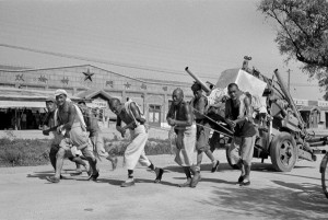 Camperols xinesos reconvertits a metal·lurgics per ordre del Gran Timonell. Imatge: Henri Cartier Bresson