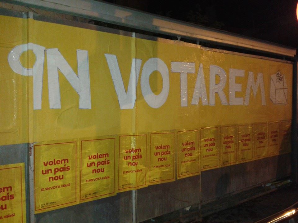 Mural per a la participación per votar el 9 de noviembre al costat de la plaça de la Vila de Santa Coloma de Gramenet