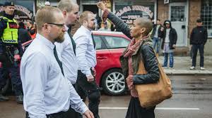 Tess va desafiar a 300 neonazis només amb el seu cos i el seu coratge